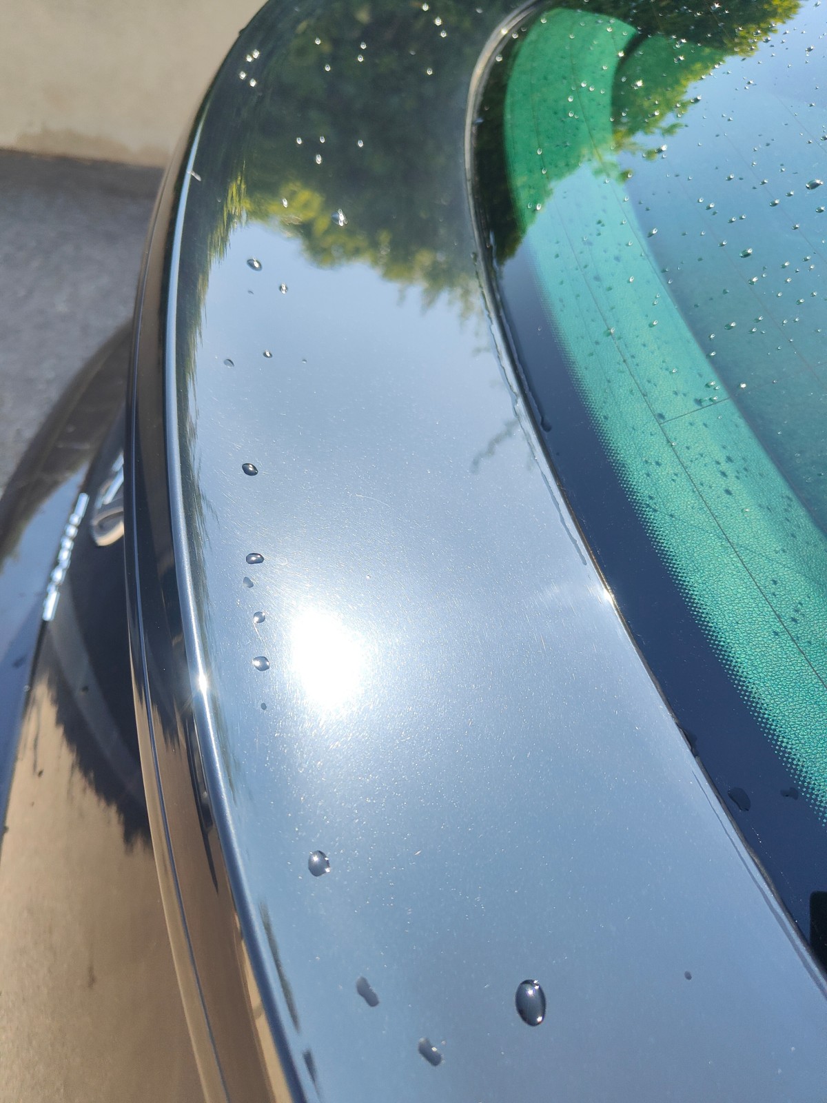 Polissage de carrosserie pour élimination des micro rayures sur une Volkswagen New Beetle noir à Fos-sur-Mer proche de Martigues.