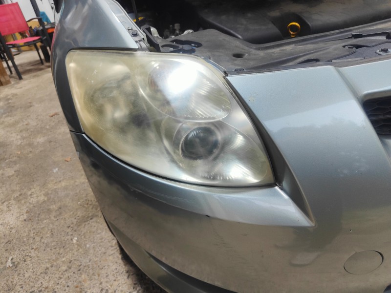 Polissage des optiques de cette Toyota Auris pour la contre visite du contrôle technique à Port de Bouc proche de Martigues.