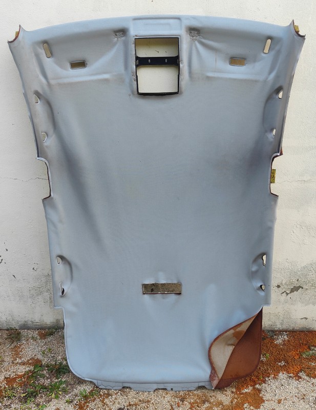 Rénovation d'un ciel de toit d'un Volkswagen Polo tout décollé pour un client d'Aix en Provence proche de Marseille.