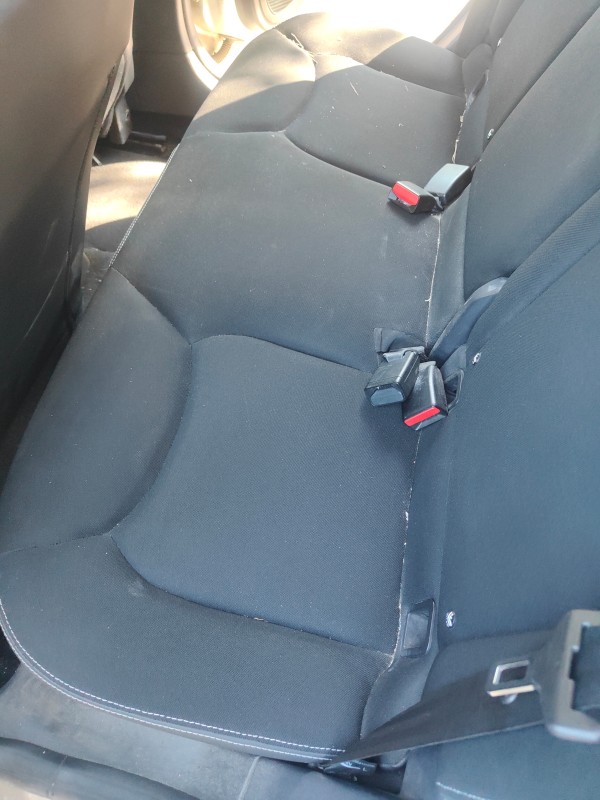 Nettoyage intérieur d'une Renault Clio avec pressing des sièges pour le comité d'entreprise ArcelorMittal à Fos sur mer proche de Martigues.