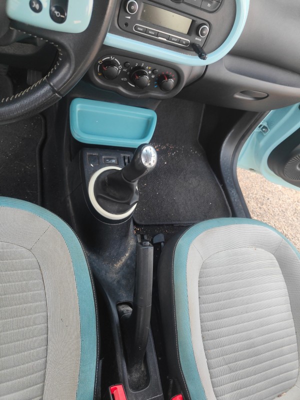 Déplacement pour une entreprise du BTP, nettoyage intérieur complet d'une Renault twingo électrique à Fos sur mer proche de Martigues.