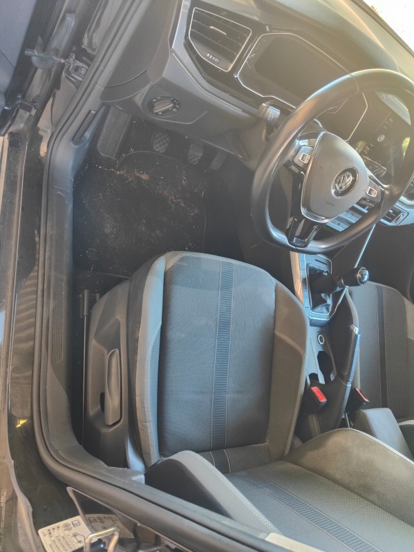 Déplacement pour le nettoyage intérieur complet et extérieur d'une Volkswagen Polo 7 à Miramas proche de Salon-de-Provence.