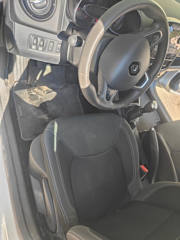 Nettoyage intérieur et extérieur d'une Renault Clio 4 pour un client qui souhaite vendre son véhicule à Port-de-Bouc proche de Martigues.