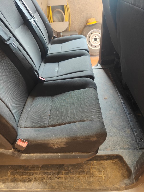 Nettoyage intérieur d'une camionnette Opel Vivaro pleine de boue pour un garage de carrosserie à Saint-Martin-de-Crau proche d'Arles.