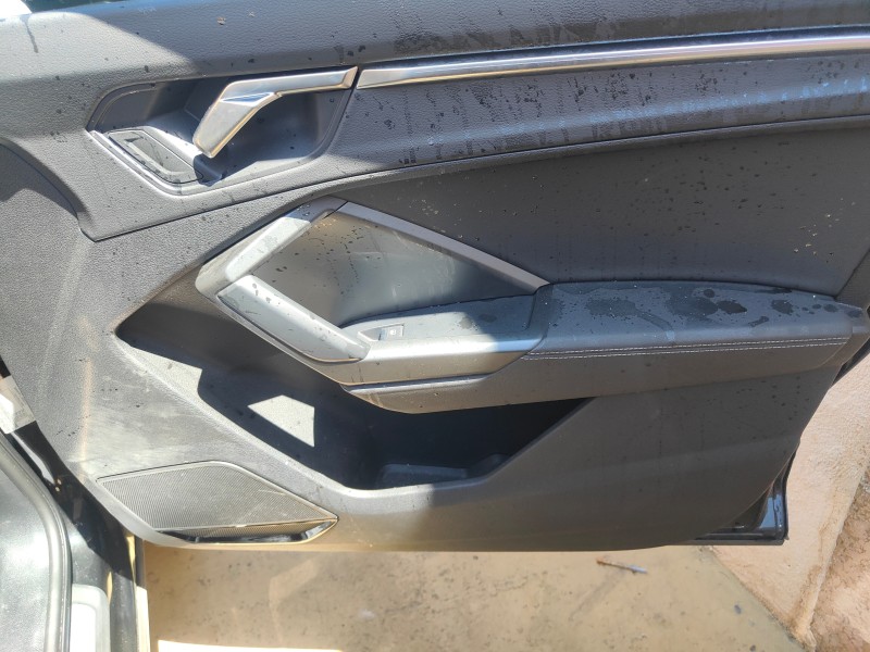 Nettoyage intérieur et extérieur d'un Audi Q3 hybride avec des taches de Coca-Cola à Fos-sur-Mer proche de Martigues.