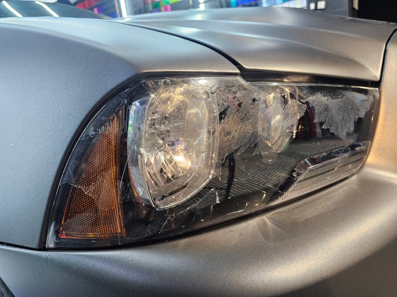 Rénovation des phares sur une sportive Dodge Charger SRT pour le garage Cover and Clean à Fos sur mer proche de Istres