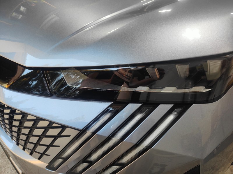 Polissage de la carrosserie et un traitement céramique sur ce magnifique Peugeot 3008 a Fos sur mer proche de Martigues.