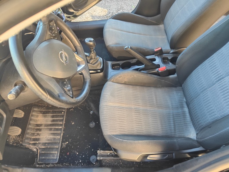 Nettoyage intérieur et extérieur avec pressing des sièges en tissus d'une Opel Corsa à Miramas proche de Salon-de-Provence.