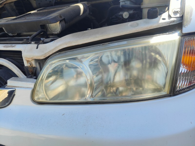 Déplacement pour la rénovation des phares ternis sur un van à Grans proche de Salon de Provence.