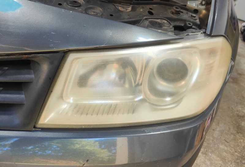 Rénovation des phares d'une Renault Mégane 2 pour le passage au contrôle technique avant la mise en vente à Port de Bouc proche de Martigues.