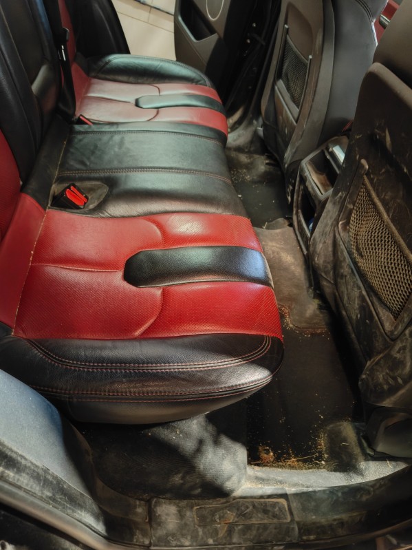 Nettoyage complet intérieur avec nettoyage et traitement des sièges en cuir d'un Range Rover à Saint-Martin-de-Crau proche d'Arles.