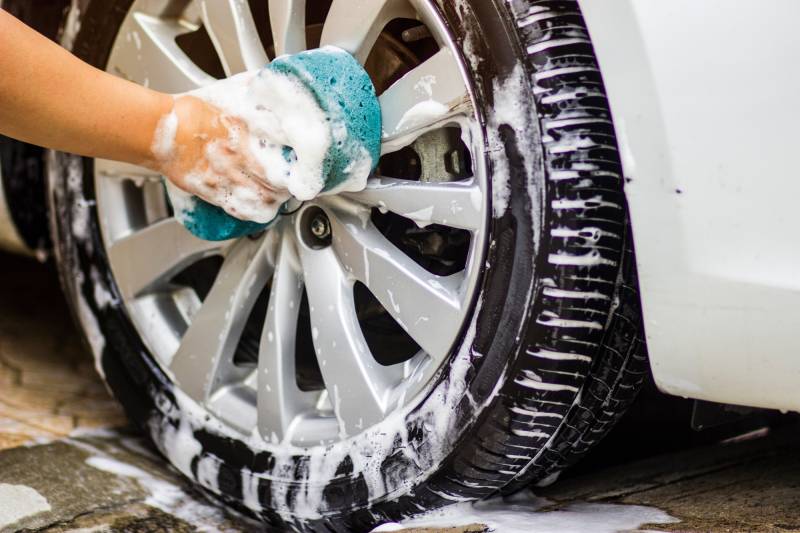 Faire entretenir l’aspect extérieur d’une voiture de luxe à domicile à Miramas et alentours avec finitions premium
