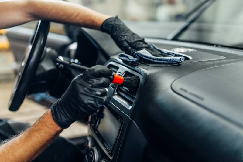 Nettoyer l’intérieur d’une voiture très sale en profondeur à domicile à Arles avec service professionnel