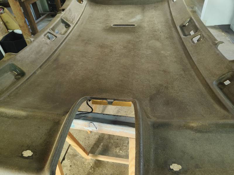 Rénovation de ciel de toit bien décollé d'une Audi A4 à Fos-sur-Mer proche de Marseille
