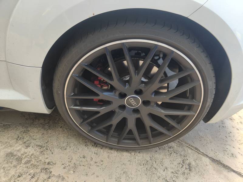 Nettoyage complet intérieur et extérieur, carrosserie blanche, jantes noir d'une Audi TT à Martigues