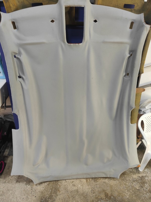 Rénovation d'un ciel de toit gris clair sur une Audi A1 a Auriol proche d'Aubagne.