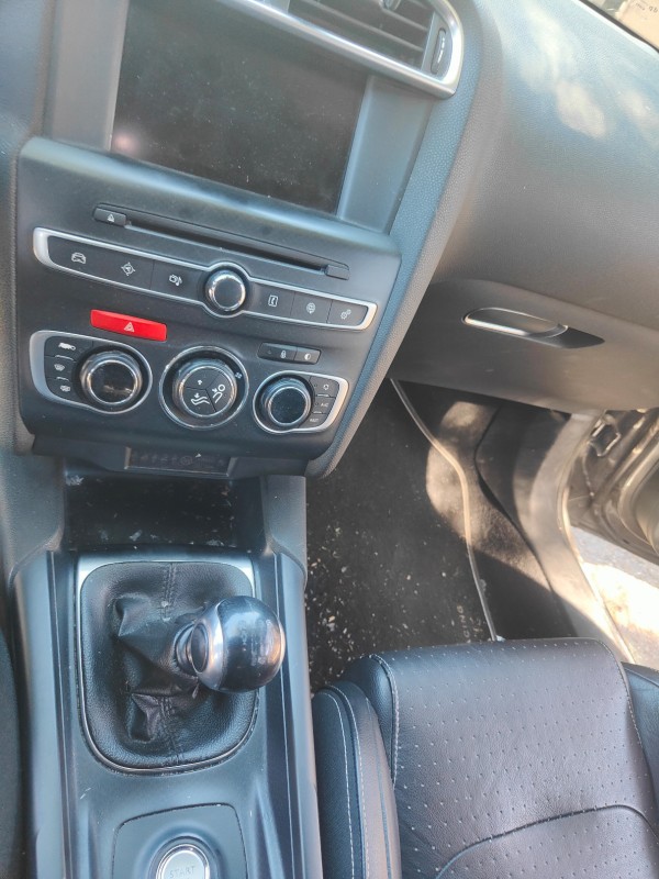 Déplacement pour un nettoyage intérieur avec traitement du cuir d'une Citroën DS4 à Fourques proche de Arles.