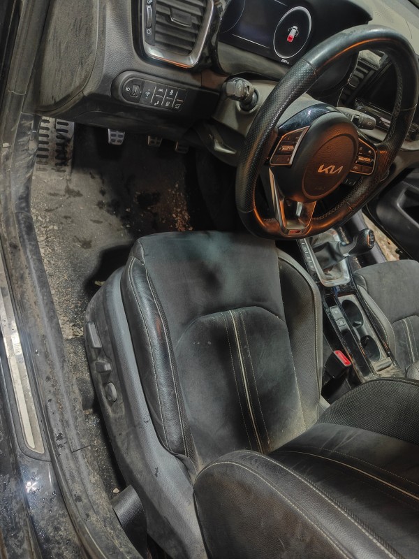 Formule complet intérieur et extérieur pour cette Kia de société très sale à Fos sur mer proche de Istres.