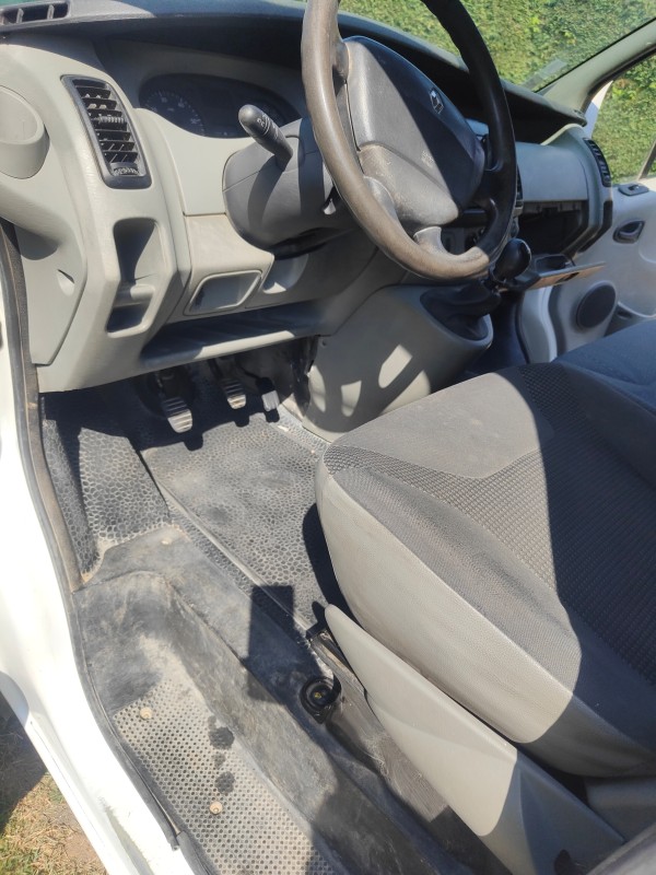 Nettoyage intérieur avec pressing des sièges d'un véhicule Renault trafic d'une entreprise de maçonnerie à la Grande Motte proche de Nîmes.
