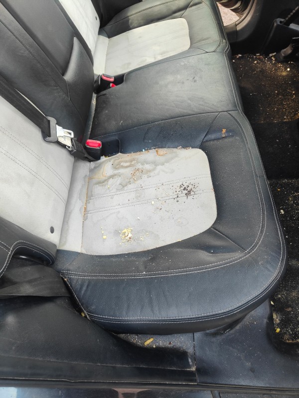Nettoyage intérieur complet d'une Kia familiale avec des tâches, traces de feutres et autre à Martigues proche de Vitrolles.