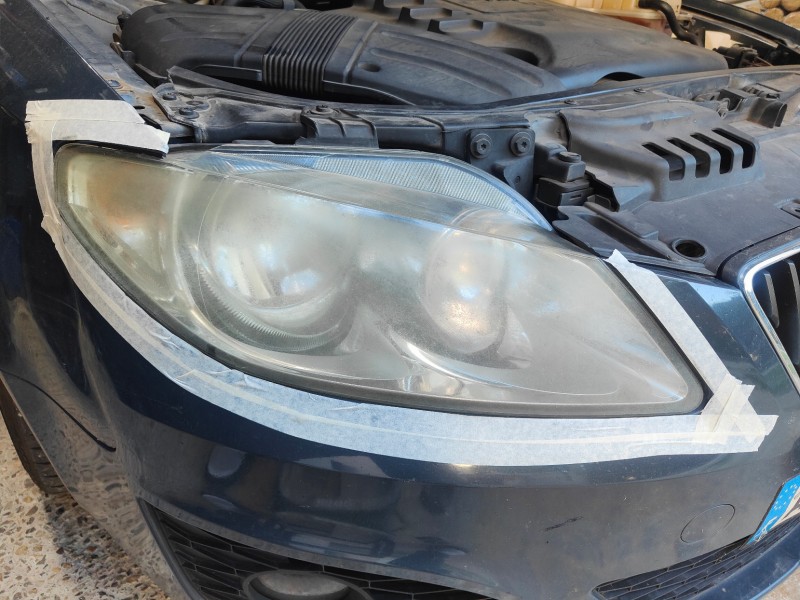 Rénovation des phares abîmés par le soleil sur cette Seat à Istres proche de Salon de Provence.