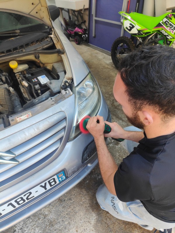 Formation rénovation de phares à Vitrolles avec méthode lampe d’Aladdin et polissage professionnel