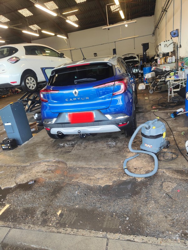Déplacement pour un concessionnaire nettoyage complet intérieur et extérieur d'une Renault captur à Miramas proche de Salon de Provence.