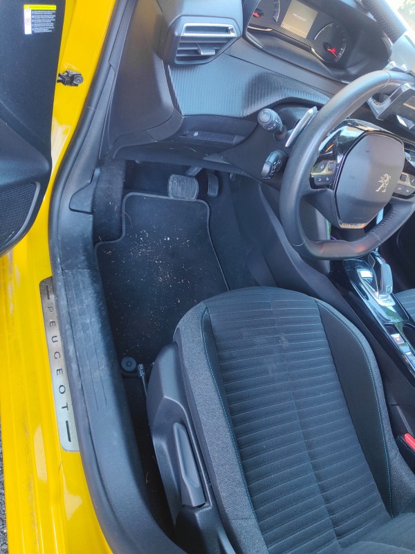Déplacement pour un nettoyage intérieur complet avec pressing des sièges et extérieur d'une Peugeot 208 à la Couronne proche de Carry le rouet.