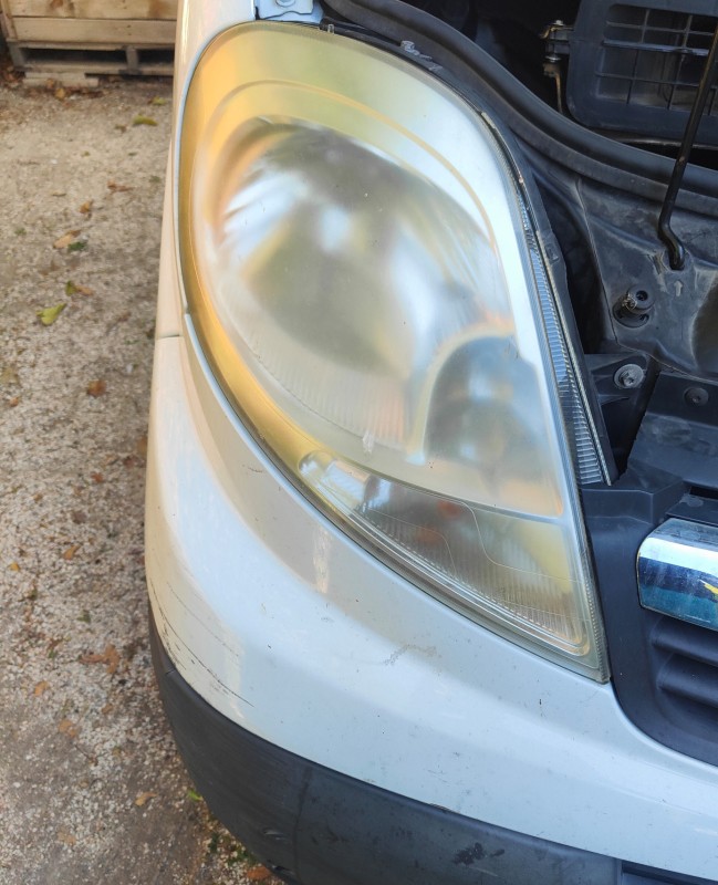 Rénovation des phares pour cette camionnette Opel Vivaro avant sa mise en vente à Fos sur mer proche de Istres .