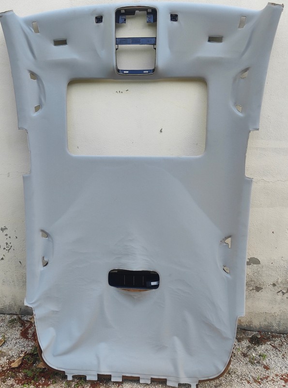 Rénovation d'un ciel de toit gris clair d'une Volkswagen Golf VI avec toit ouvrant qui se décolle à Marseille proche de Vitrolles.