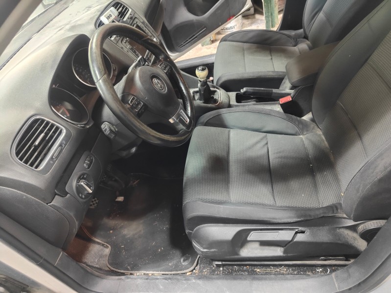 Nettoyage intérieur complet avec pressing des sièges d'une Volkswagen golf à Martigues proche de Carry le Rouet. 