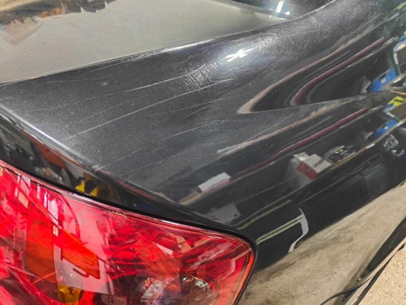 Polissage d'une carrosserie pour éliminer les micro rayures sur cette Peugeot 407 noir à Martigues proche de Aix en Provence.