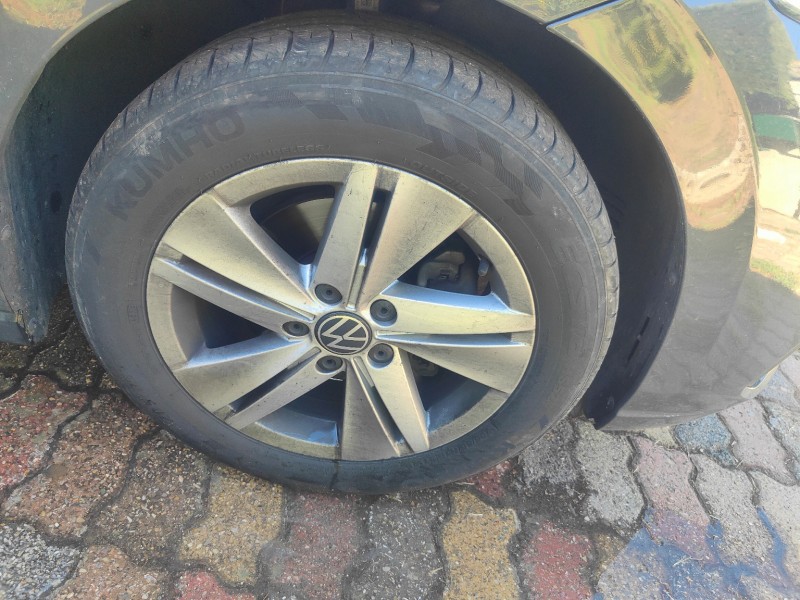 Nettoyage extérieur, carrosserie et jantes d'une Volkswagen golf 8 grise à Fos sur mer proche de Istres.