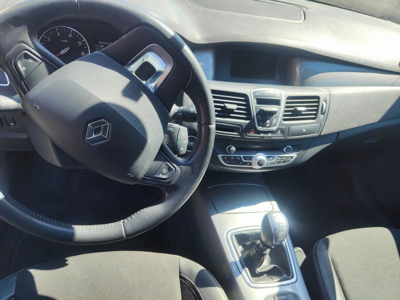 Déplacement pour un nettoyage extérieur et intérieur complet de cette Renault Laguna blanche à Port-de-Bouc proche de Martigues.